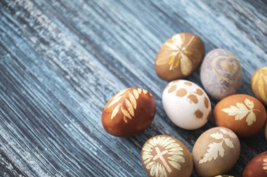 Ahşap arka planda boyanmış Paskalya yumurtaları