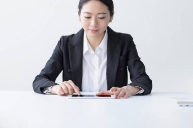 Asya işkadını Smartphone kullanarak