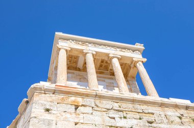 Antik Yunan tapınağının kalıntıları sütunlarla 