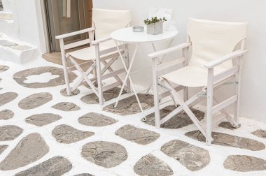 Yunanistan 'ın Santorini kentindeki güzel açık hava restoranının manzaralı görüntüleri