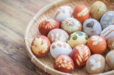 Ahşap arka planda boyanmış Paskalya yumurtaları