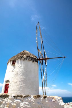 Mavi gökyüzüne karşı eski yel değirmeni, Santorini, Yunanistan 