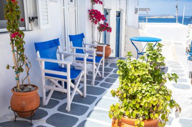 Yunanistan 'ın Santorini kentindeki güzel açık hava restoranının manzaralı görüntüleri