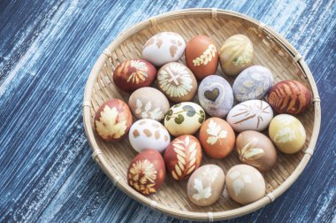 Ahşap arka planda boyanmış Paskalya yumurtaları