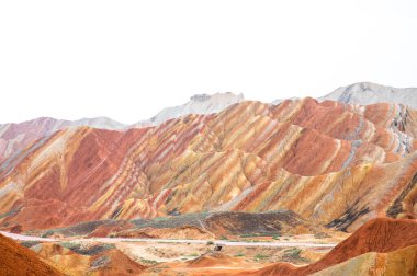 Kızıl dağları olan güzel bir manzara 