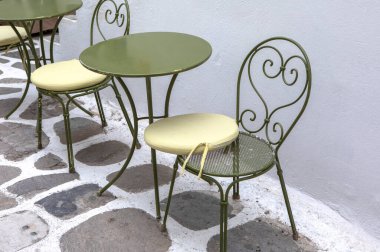 Kafede boş sandalye ve masa