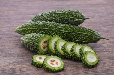 Ahşap zemin üzerinde taze yeşil kavun