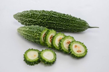 Beyaz arka planda izole edilmiş acı kabaklar