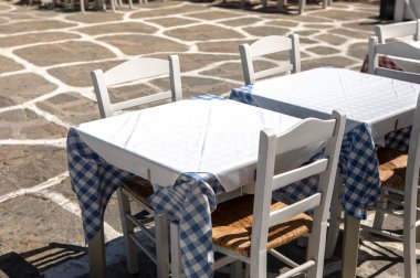 Masa sandalyeleri, masalar, açık kafe.