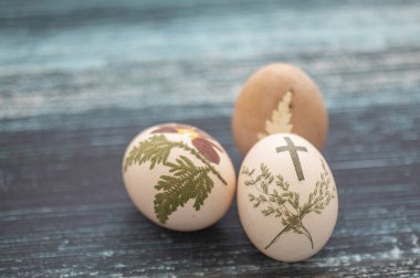 Ahşap arka planda boyanmış Paskalya yumurtaları