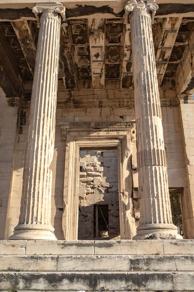 Antik Yunan Tapınağının Kalıntıları Sütunlarla — Stok fotoğraf