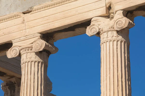 Antik Yunan Tapınağının Kalıntıları Sütunlarla — Stok fotoğraf