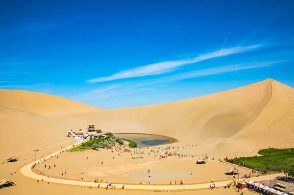 晴れた日に大きな砂の丘がある砂漠の砂丘の景色 — ストック写真