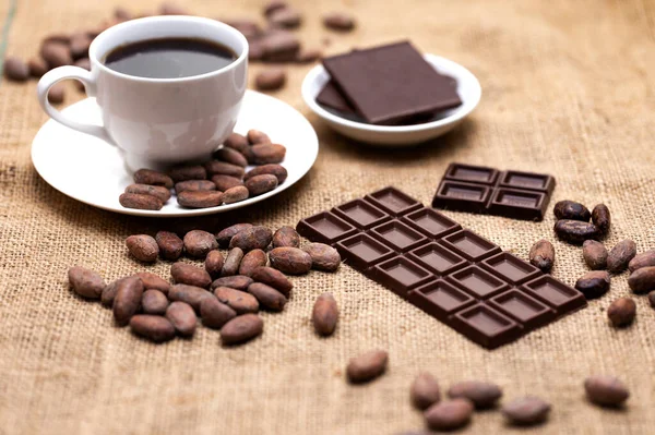 Kaffekopp Mörka Chokladkakor Och Naturliga Kakaobönor — Stockfoto