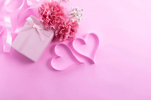 Красивые Розовые Гвоздики Украшения Сердца Подарочная Коробка Розовом Фоне — стоковое фото