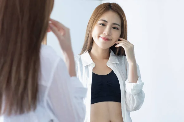 Attractive Young Asian Girl Looking Mirror — Φωτογραφία Αρχείου