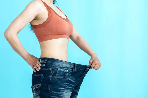 Woman Showing Her Weight Loss Progress Showing Her Old Jeans — 图库照片