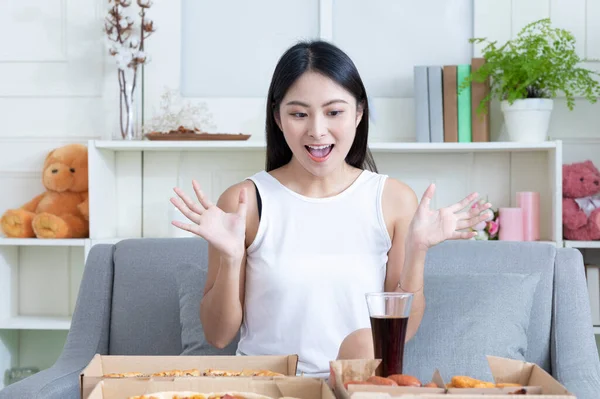 Magro Bela Asiática Mulher Com Pizza Fast Food Conceito — Fotografia de Stock