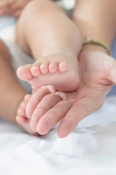 Close Baby Feet Mother Hand —  Fotos de Stock
