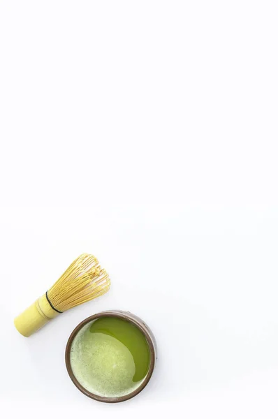 Verde Matcha Tazza Frusta Bambù Isolato Sfondo Bianco — Foto Stock
