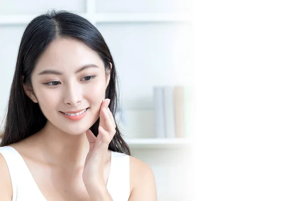 美しい顔の肌を持つアジアの若い女性の肖像画 スキンケアの概念 — ストック写真