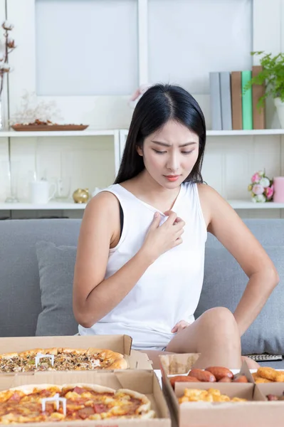 Slanke Mooie Aziatische Vrouw Met Pizza Fast Food Concept — Stockfoto