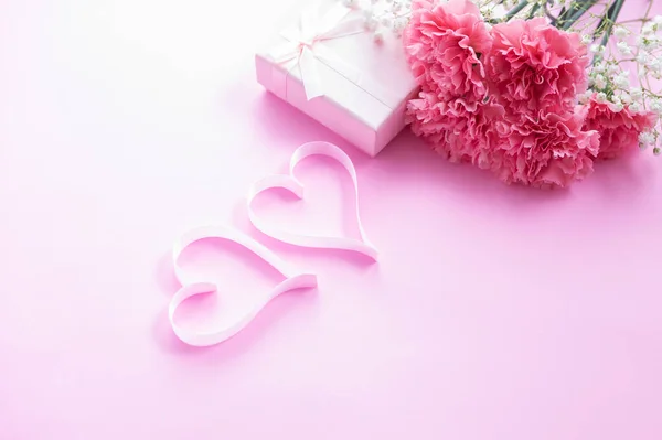 Cravos Cor Rosa Bonitas Decorações Coração Caixa Presente Fundo Rosa — Fotografia de Stock