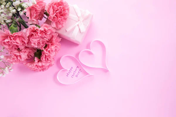 Красивые Розовые Гвоздики Украшения Сердца Подарочная Коробка Розовом Фоне — стоковое фото