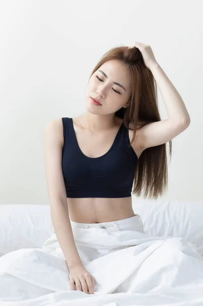 Beautiful Asian Girl Posing Her Bed — ストック写真