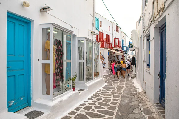 Turistas Rua Estreita Colorido Cidade Velha — Fotografia de Stock