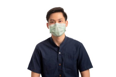Beyaz arka planda izole edilmiş, havadaki enfeksiyonu önlemek için hijyenik koruyucu cerrahi maske takan yakışıklı Asyalı genç bir adam.