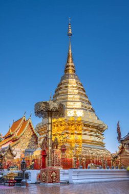 Wat Phra Doi Suthep açık mavi gökyüzü ve akşam güneşiyle Tayland 'ın Chiang Mai kentindeki en ünlü tapınak.