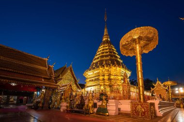 Wat Phra Doi Suthep alacakaranlıkta ışıldıyor, Tayland, Chiang Mai 'deki en ünlü tapınak.