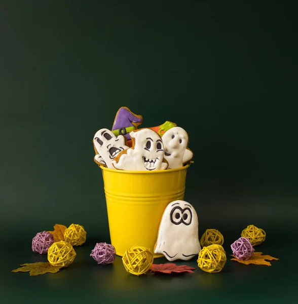 Bucket Filled Gingerbreads Form Ghosts Pumpkins Sweet Presents Children Halloween — Stock Photo, Image
