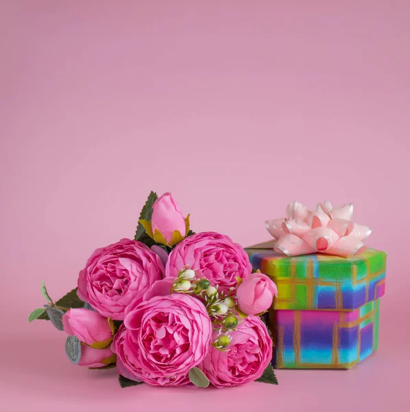Caja Regalo Ramo Flores Sobre Fondo Rosa Concepto Las Felicitaciones — Foto de Stock