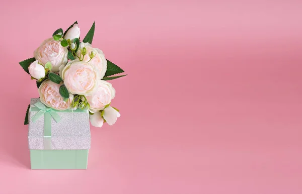 Caja Regalo Ramo Flores Sobre Fondo Rosa Concepto Las Felicitaciones — Foto de Stock