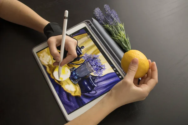 Özel eldivenli bir kız elektronik tablete kurşun kalemle bir resim çiziyor. İlham konsepti, yaratıcılık, kişisel gelişim, hobi