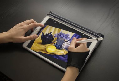 Moskova, Rusya - 19 Ocak 2021: Özel eldivenli bir kız Ipad Pro 'da Apple' dan bir resim çiziyor. İlham, yaratıcılık, kendini geliştirme, hobi, sanat kavramı