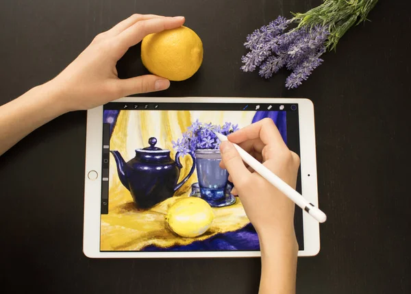 Moskova, Rusya - 19 Ocak 2021: Bir kızın eli iPad Pro 'da Apple' dan bir resim çiziyor. İlham, yaratıcılık, kendini geliştirme, hobi, modern sanat kavramı.