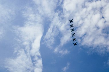 Moskova, Rusya. 06.20.2020: Bir grup uçak, 2. Dünya Savaşı 'ndaki Zafer Günü' ne adanmış askeri geçit törenine uçuyor.. 