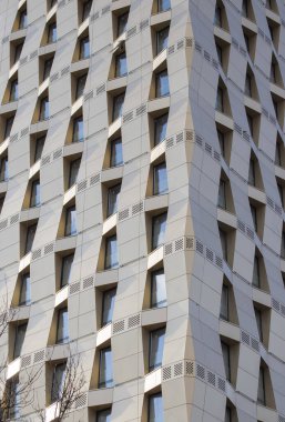 Modern çok katlı bina. Modern apartman dairesi konsepti. Açık hava yerleşim tesisi. Çelik ve camdan yapılmış cephe. 