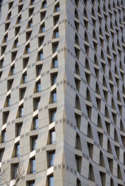 Modern çok katlı bina. Modern apartman dairesi konsepti. Açık hava yerleşim tesisi. Çelik ve camdan yapılmış cephe. 