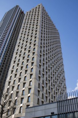 Modern çok katlı bina. Modern apartman dairesi konsepti. Açık hava yerleşim tesisi. Çelik ve camdan yapılmış cephe. 