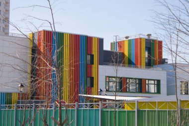 Modern tasarım. Binanın çok renkli panelleri ile dekorasyonu