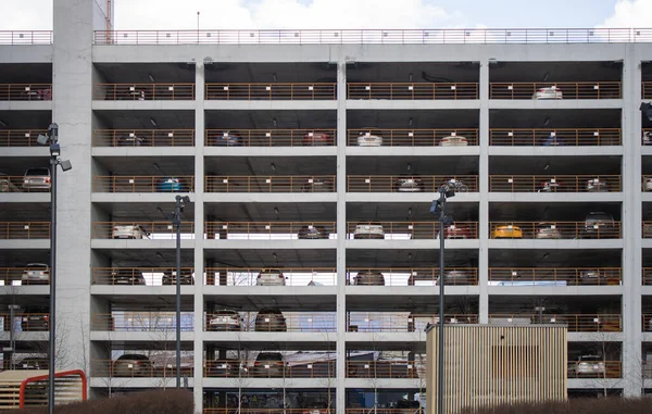 Büyük bir şehirde çok sayıda araba için çok katlı otopark açın. Kalabalık caddeler, arabalar ve park yeri eksikliği sorununa uygun bir çözüm. 