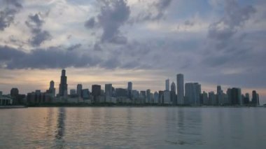Chicago manzarası göl üzerinde günbatımında yansıyan
