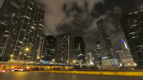 Chicago felhőkarcolók éjjel a forgalom átlépésekor a város — Stock videók