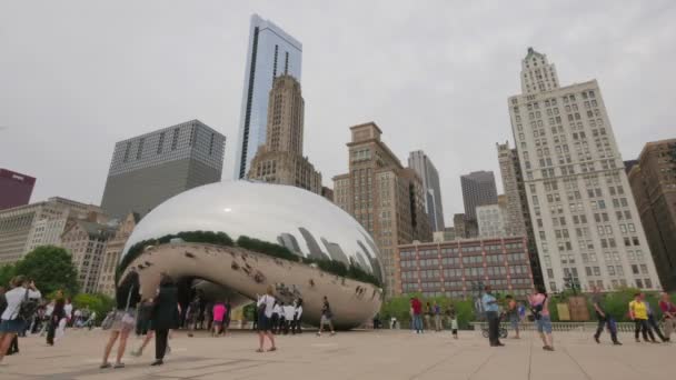 Turistas en el Monumento a los Frijoles de Chicago en Millenium Park . — Vídeos de Stock