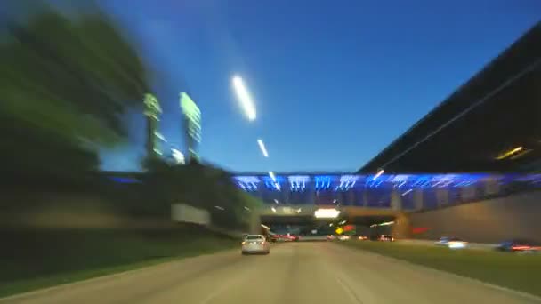 Conduzir a toda a velocidade até ao centro de Chicago ao pôr-do-sol — Vídeo de Stock