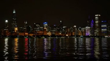 Gölde geceleri yansıyan Chicago manzarası